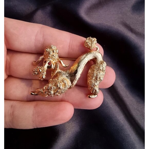 Vintage MONET 1970s Signed Poodle Dog Gold Red Eyes Animal Brooch - Picture 5 of 6